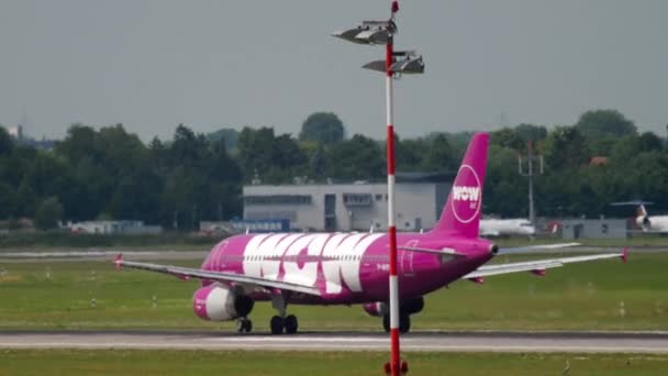 Wow Air Airbus 320 vzlet — Stock video