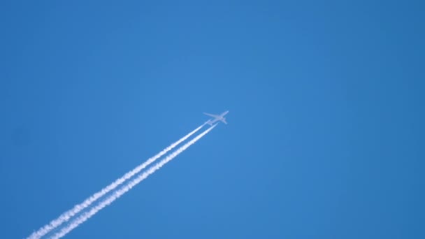 Flygplan som flyger högt på himlen — Stockvideo