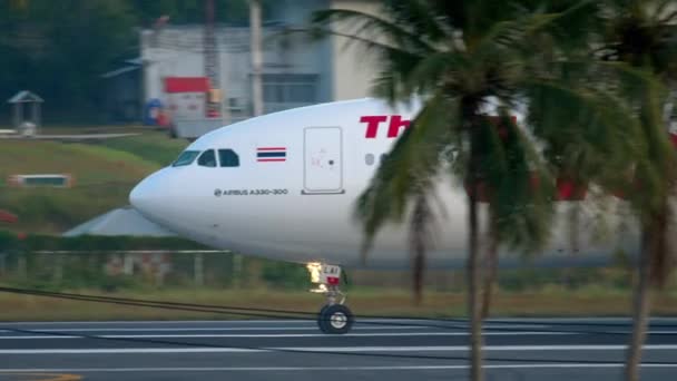 Avião taxiando após a aterragem — Vídeo de Stock