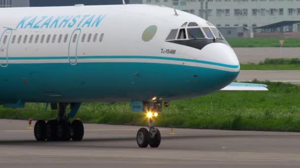 Cazaquistão Tupolev 154 taxiing — Vídeo de Stock