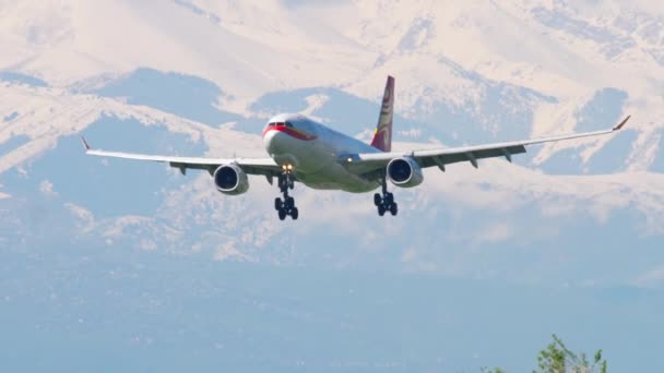 Hongkong Airlines Cargo Airbus A330 přibližující se — Stock video