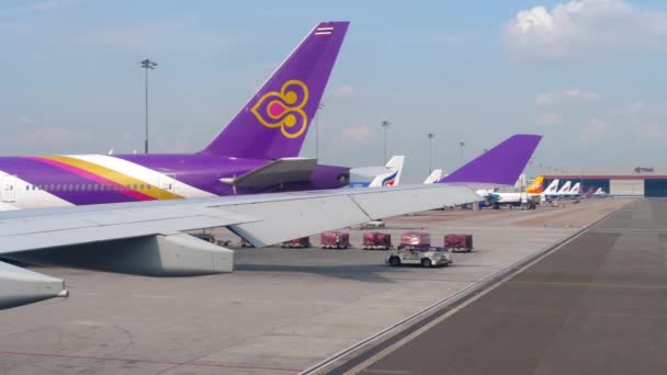 Aviões em Suvarnabhumi Aeroporto — Vídeo de Stock