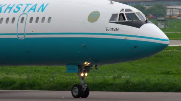 Kazajstán Tupolev 154 taxiing — Vídeo de stock