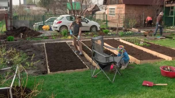 Семья в саду, таймлапс — стоковое видео