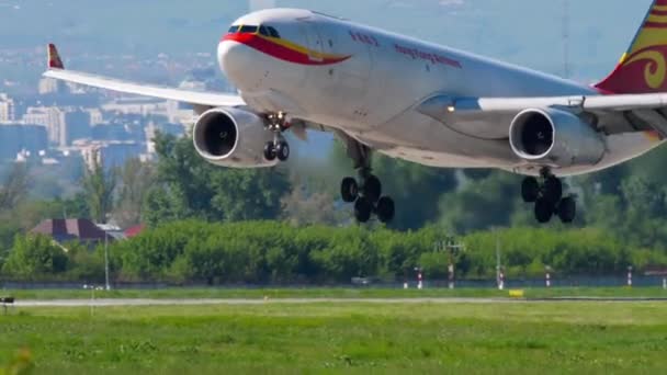 Приближается грузовой Airbus A330 авиакомпании Hong Kong Airlines — стоковое видео