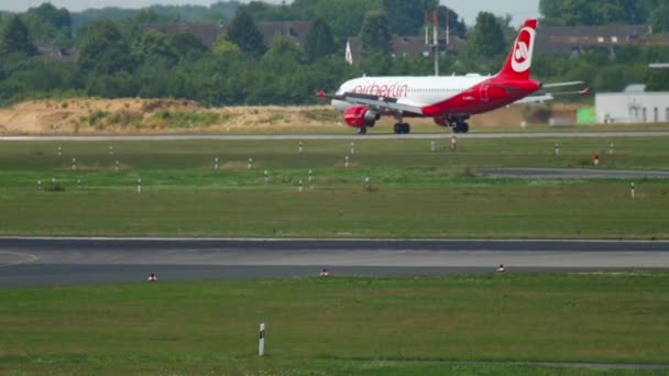 Літак приземляється в аеропорту Дуссельдорф. — стокове відео