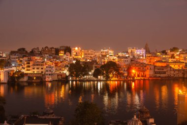 Geceleri Udaipur şehir sarayda
