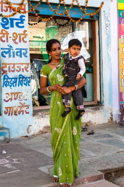 Індійська жінка з дитиною — стокове фото