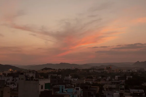 Night Udaipur op een achtergrond van bergen — Stockfoto