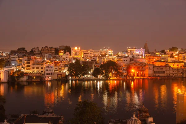 City Palace in Udaipur at night — Stock Photo, Image
