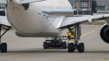 Servis dışı uçak çekici..