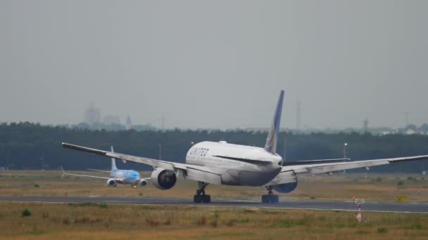 유나이티드 항공 보잉 777 착륙 — 비디오