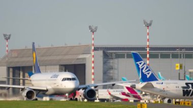 Uçak kalkıştan önce kalkıyor.