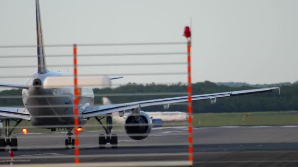 Posición inicial del avión antes de la salida — Vídeos de Stock