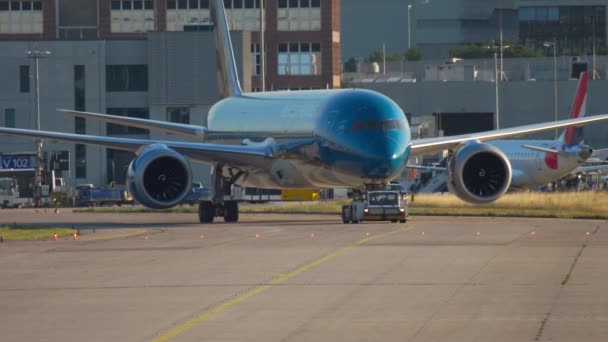 Boeing 787 servise çekme — Stok video