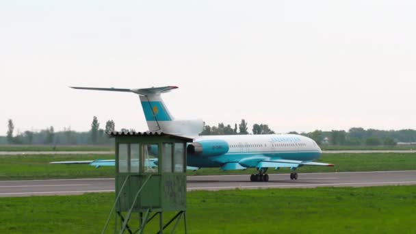 Kazajstán Tupolev 154 taxiing — Vídeo de stock