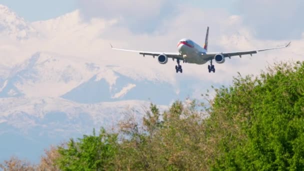 Приближается грузовой Airbus A330 авиакомпании Hong Kong Airlines — стоковое видео