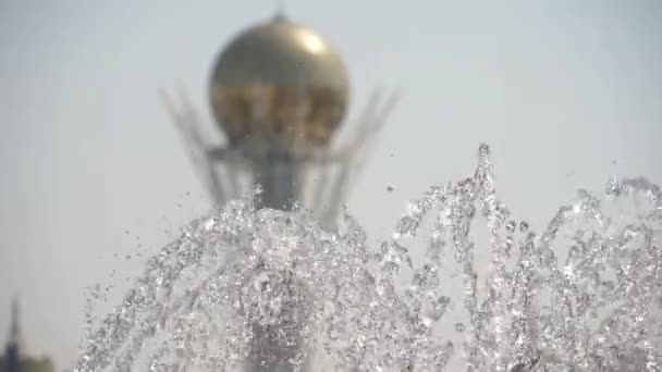 Fontein in Nur-Sultan, hoofdstad van Kazachstan — Stockvideo
