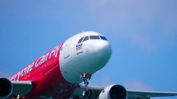 Flugzeug im Anflug über Ozean — Stockvideo