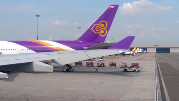 Vliegtuigen in Suvarnabhumi luchthaven — Stockvideo