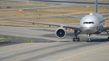 United Airlines Boeing 777 Taksilemek