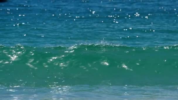 Olas azules ondean la orilla de la playa de Nai Harn — Vídeos de Stock