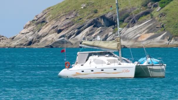 Kapal pesiar mewah dekat Pantai Nai Harn, Phuket — Stok Video