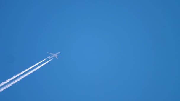 Vliegtuig dat hoog in de lucht vliegt — Stockvideo