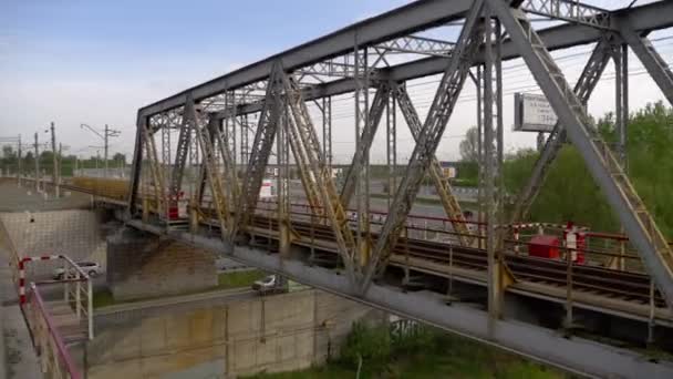 Залізничний міст над річкою Ігиня — стокове відео