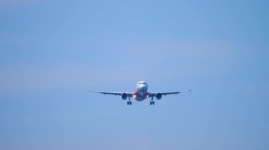 Okyanus üzerinden yaklaşan uçak.