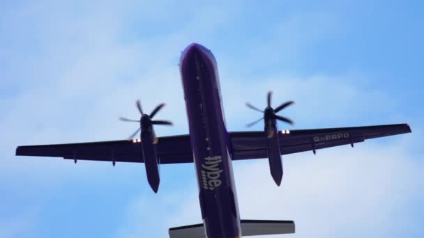 Salida del avión turbohélice — Vídeos de Stock