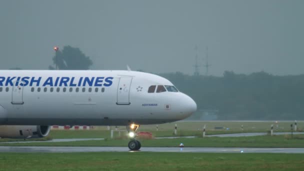 Avión en rodaje después del aterrizaje — Vídeos de Stock