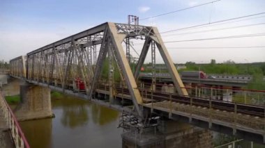 Inon Nehri üzerinde Demiryolu Köprüsü