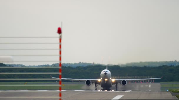 Airbus A330 Turkish Airlines отправление — стоковое видео