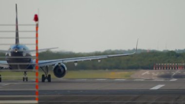 Jet uçağı kalkıyor.