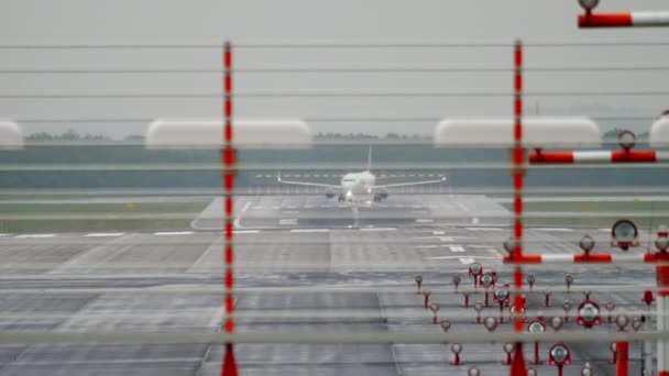 Avión a su vez pista de aterrizaje en tiempo lluvioso — Vídeo de stock