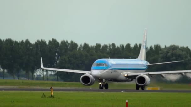 KLM Cityhopper Embraer 190 отправление — стоковое видео