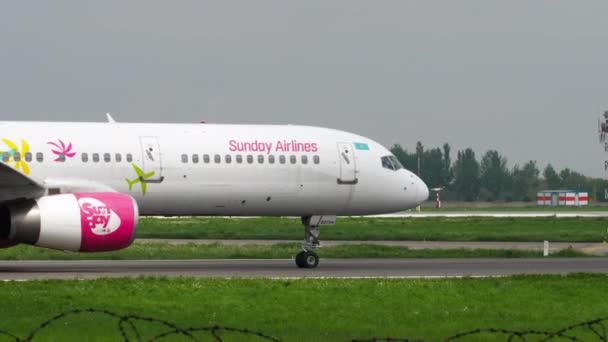 Sunday Airlines Boeing 757 taxning — Stockvideo