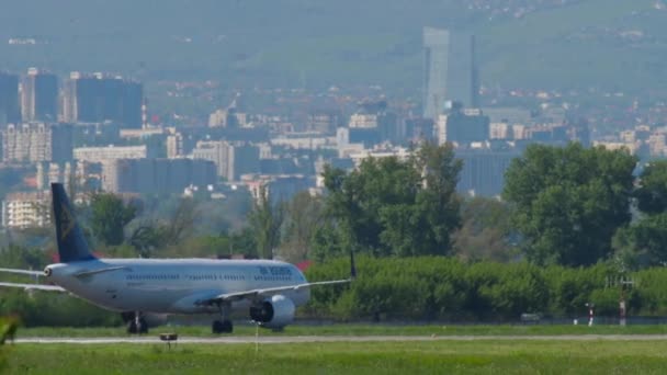 Air Astana Airbus A321 taxiën na de landing — Stockvideo