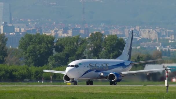 Scat-Airlines booten 737 vor Abflug aus — Stockvideo