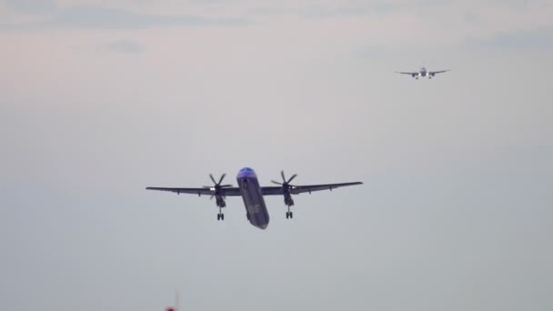 Turboprop airplane departure — Stock Video