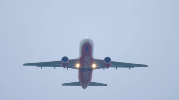 Airbus A320 AirBerlin αναχώρηση στη βροχή — Αρχείο Βίντεο