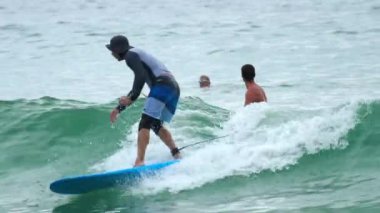 Dalgalarda sörfçü