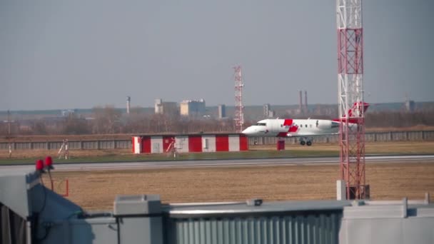 Bombardero Challenger 650 aterrizaje — Vídeo de stock