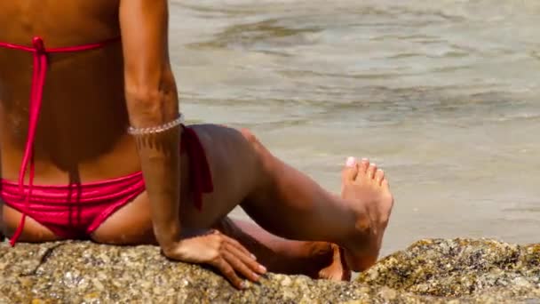 Dziewczyna w czerwonym bikini pozowanie na plaży — Wideo stockowe