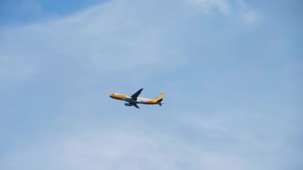 Airbus A320 SCOOT Airlines departing — Stock Video