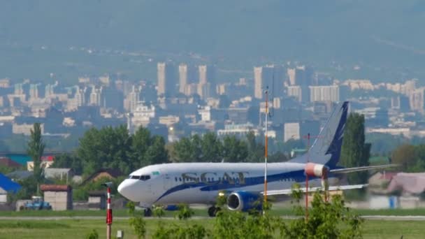 Scat Airlines Boeing 737 przyspieszyć przed wyjazdem — Wideo stockowe