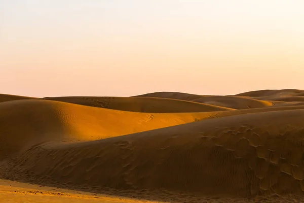 Coucher de soleil dans le désert — Photo