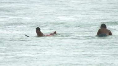 Sörfçü havy yağmur, dalgalar