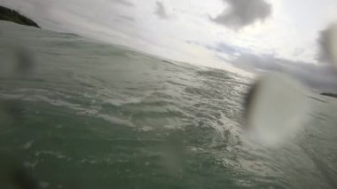 Dalgalar üzerinde plaj, Nai Harn, Tayland